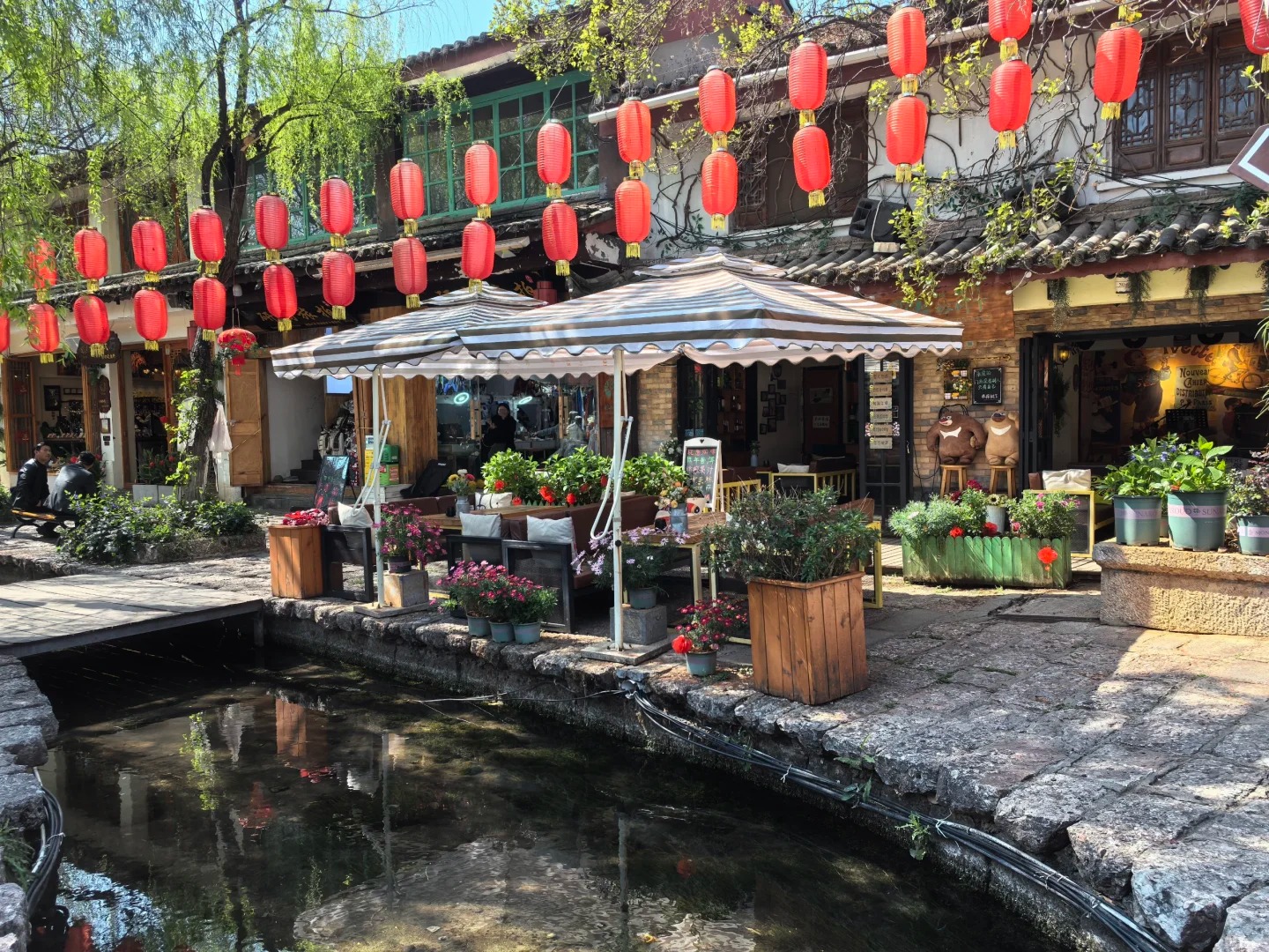 Con phố lát đá trong Cổ trấn Thúc Hà.
