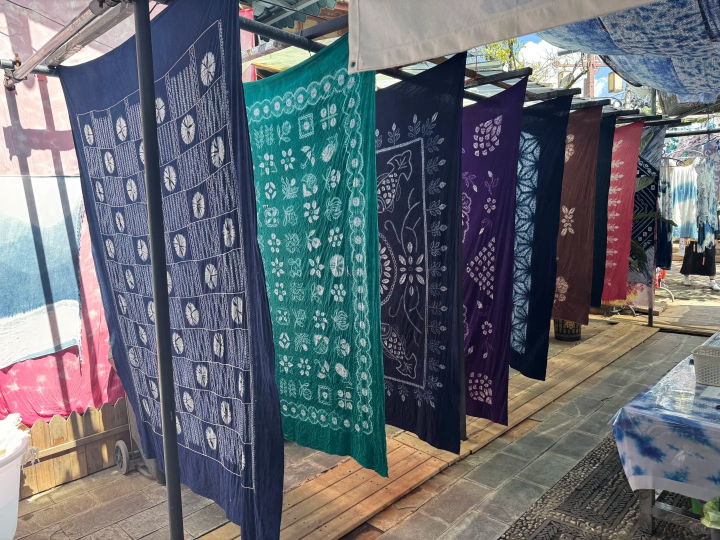 Cửa hàng nhuộm vải thủ công ở Thúc Hà, vải chàm phơi trên dây giữa sân nhà cổ mái ngói xám.