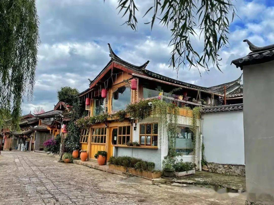 Con phố lát đá uốn lượn giữa dãy nhà cổ, ánh nắng phủ nhẹ lên mái ngói.