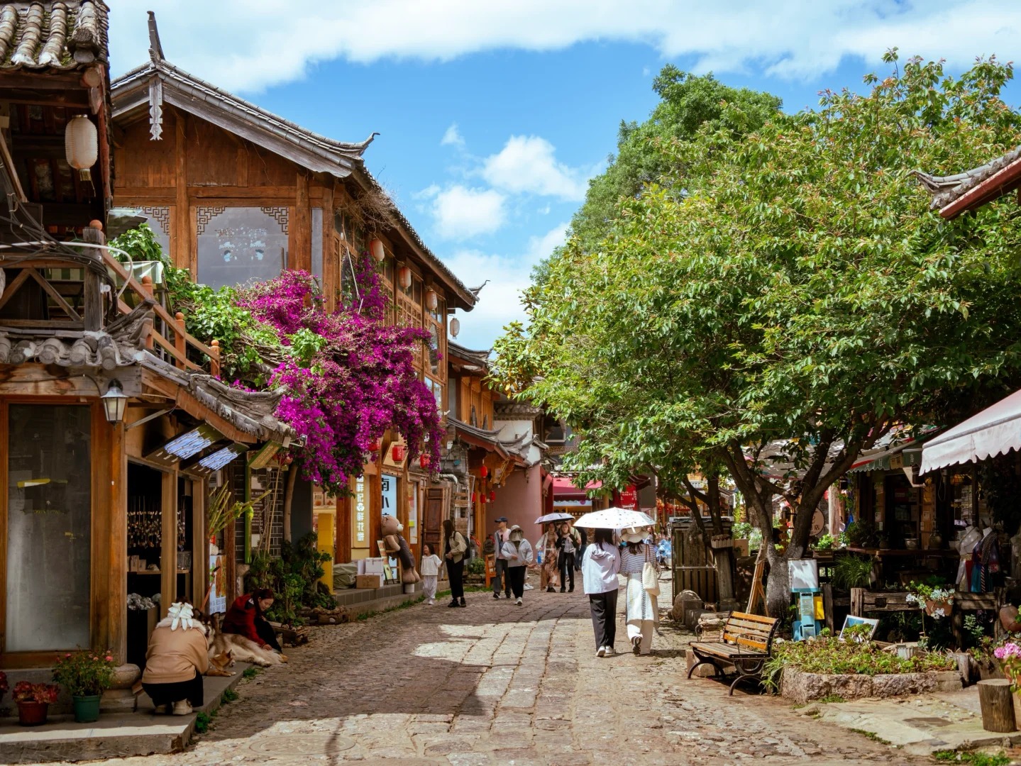Nhà gỗ truyền thống ở Thúc Hà với mái ngói xám và cửa gỗ chạm khắc tinh xảo.