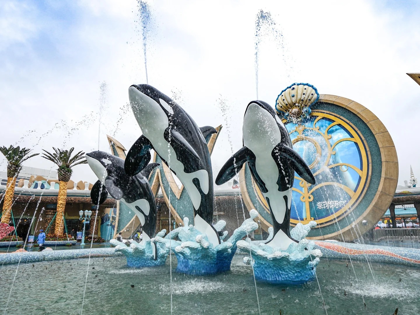 biểu tượng cá voi khổng lồ và đài phun nước rực rỡ tại công viên Haichang