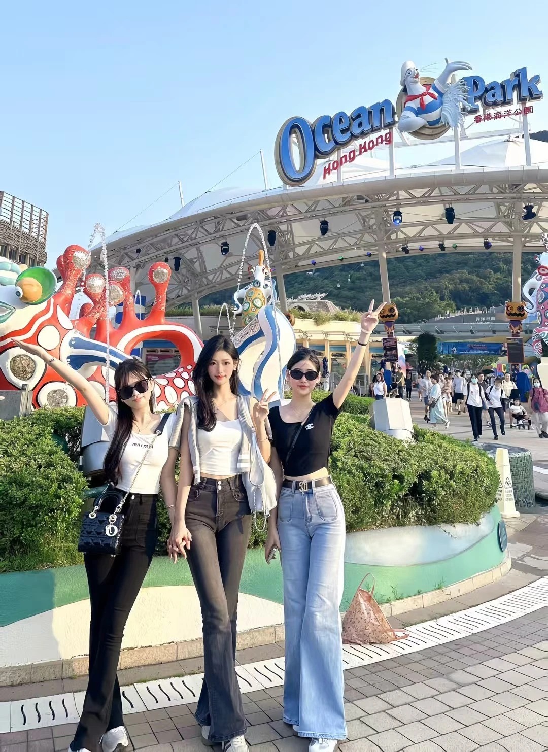 Du kh&aacute;ch chụp ảnh check-in ngay trước cửa v&agrave;o của khu vui chơi ocean pack Hong Kong
