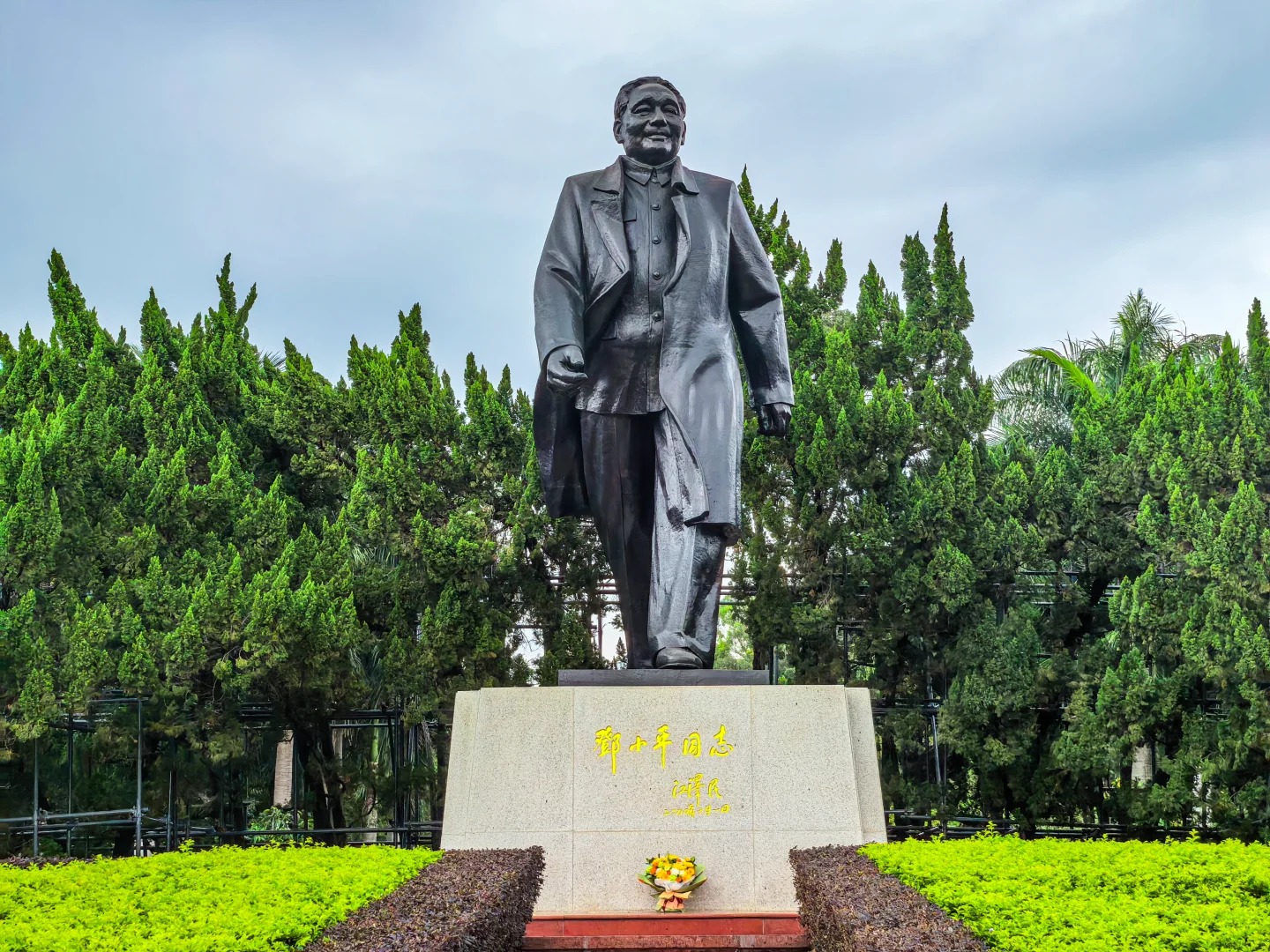 Tượng Đặng Tiểu B&igrave;nh tr&ecirc;n đỉnh Li&ecirc;n Hoa Sơn.