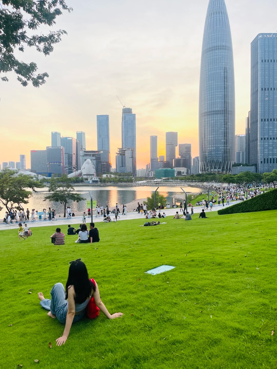 Du kh&aacute;ch chụp ảnh check-in tại C&ocirc;ng vi&ecirc;n Nh&acirc;n t&agrave;i.