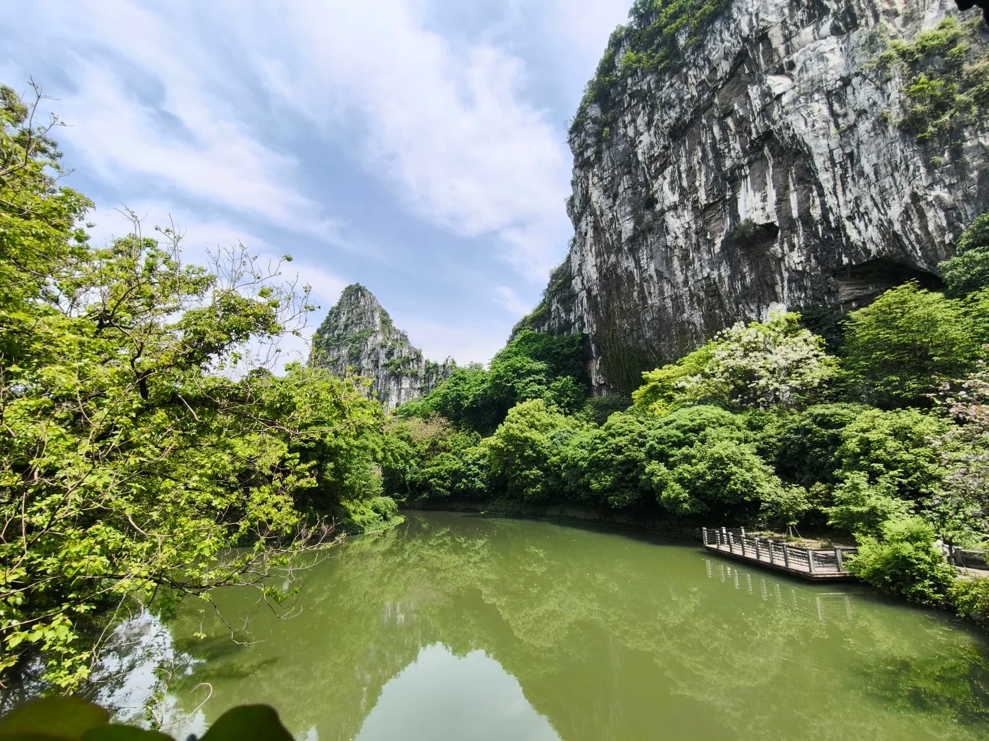 Khung cảnh n&uacute;i rừng bao quanh hồ nước tại C&ocirc;ng vi&ecirc;n Nam Kh&ecirc; Sơn 