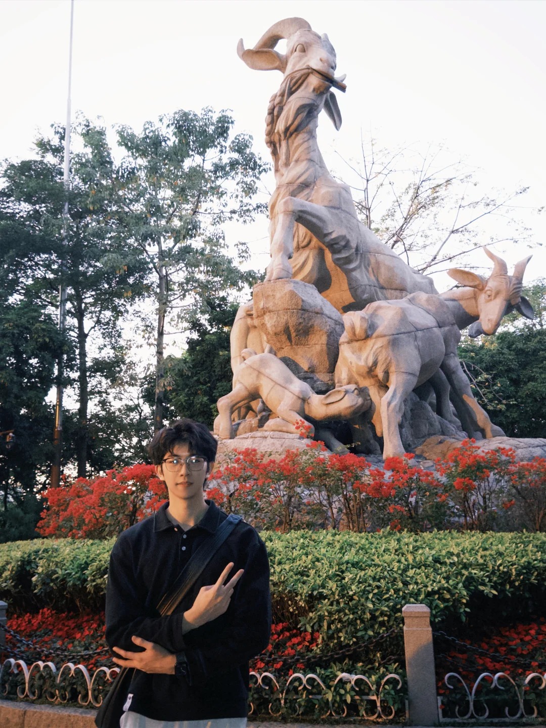Du kh&aacute;ch chụp ảnh check-in trước tượng Ngũ Dương.