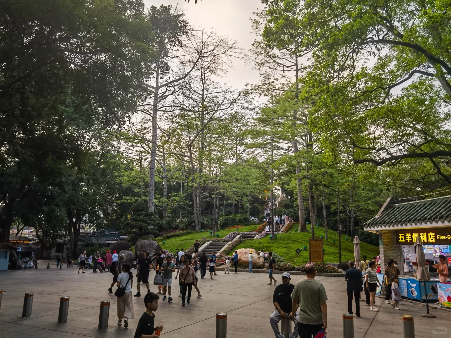 Tượng Ngũ Dương nổi bật giữa c&acirc;y xanh rợp b&oacute;ng.