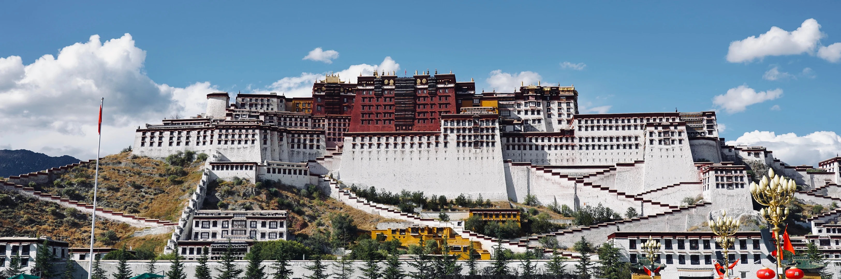 Cung điện Potala rực rỡ dưới bầu trời xanh ngắt đặc trưng của cao nguy&ecirc;n T&acirc;y Tạng