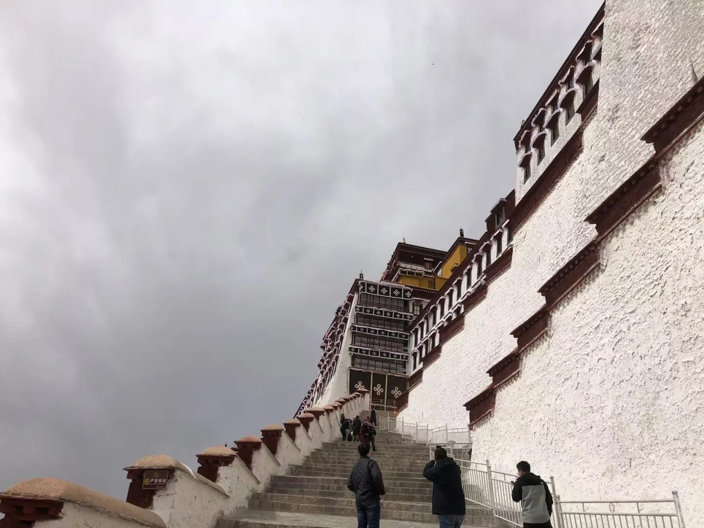 Bậc thang đ&aacute; dốc đứng m&agrave;u trắng dẫn lối l&ecirc;n cổng ch&iacute;nh v&agrave;o Cung điện Potala