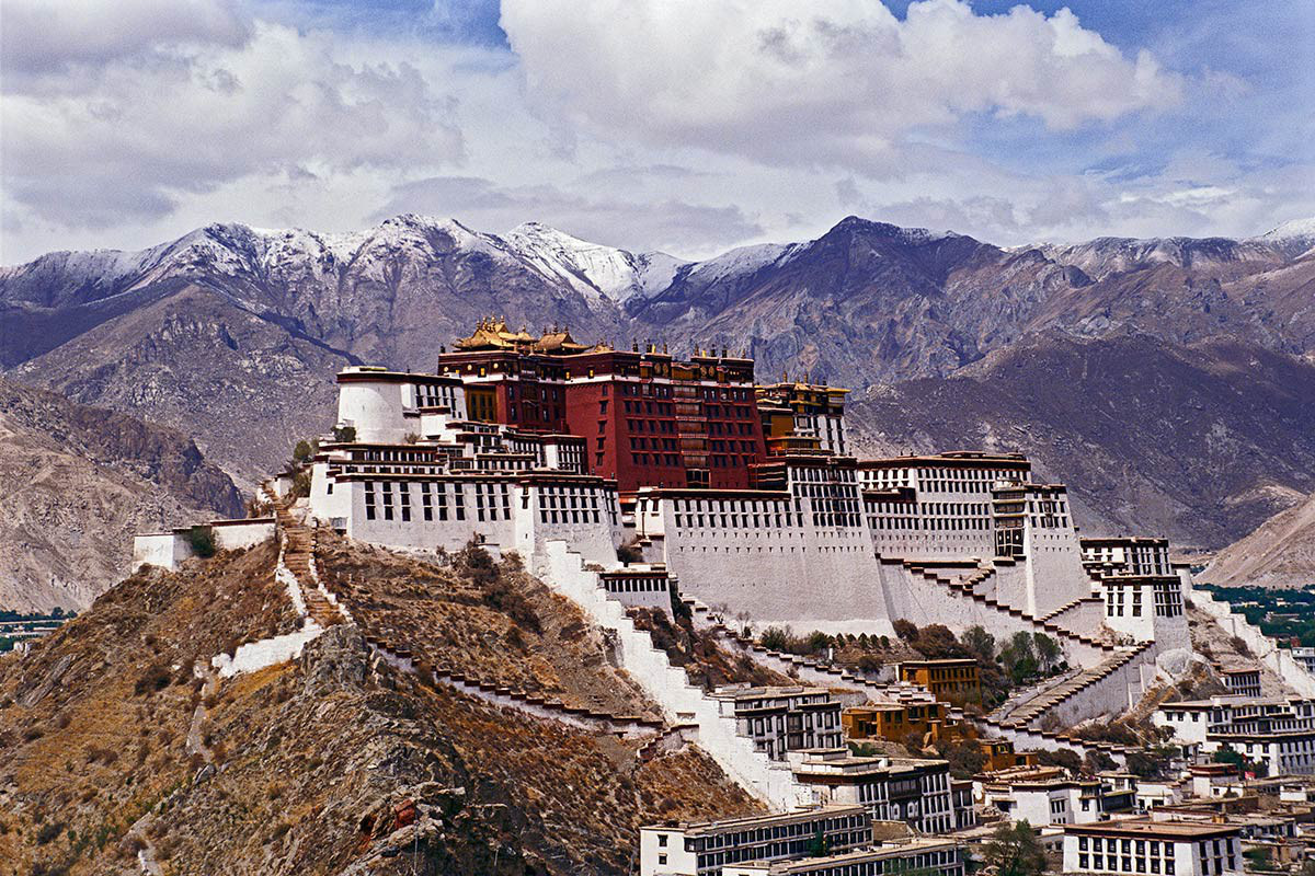 To&agrave;n cảnh Cung điện Potala uy nghi&ecirc;m sừng sững tr&ecirc;n đỉnh đồi Marpo Ri giữa l&ograve;ng Lhasa