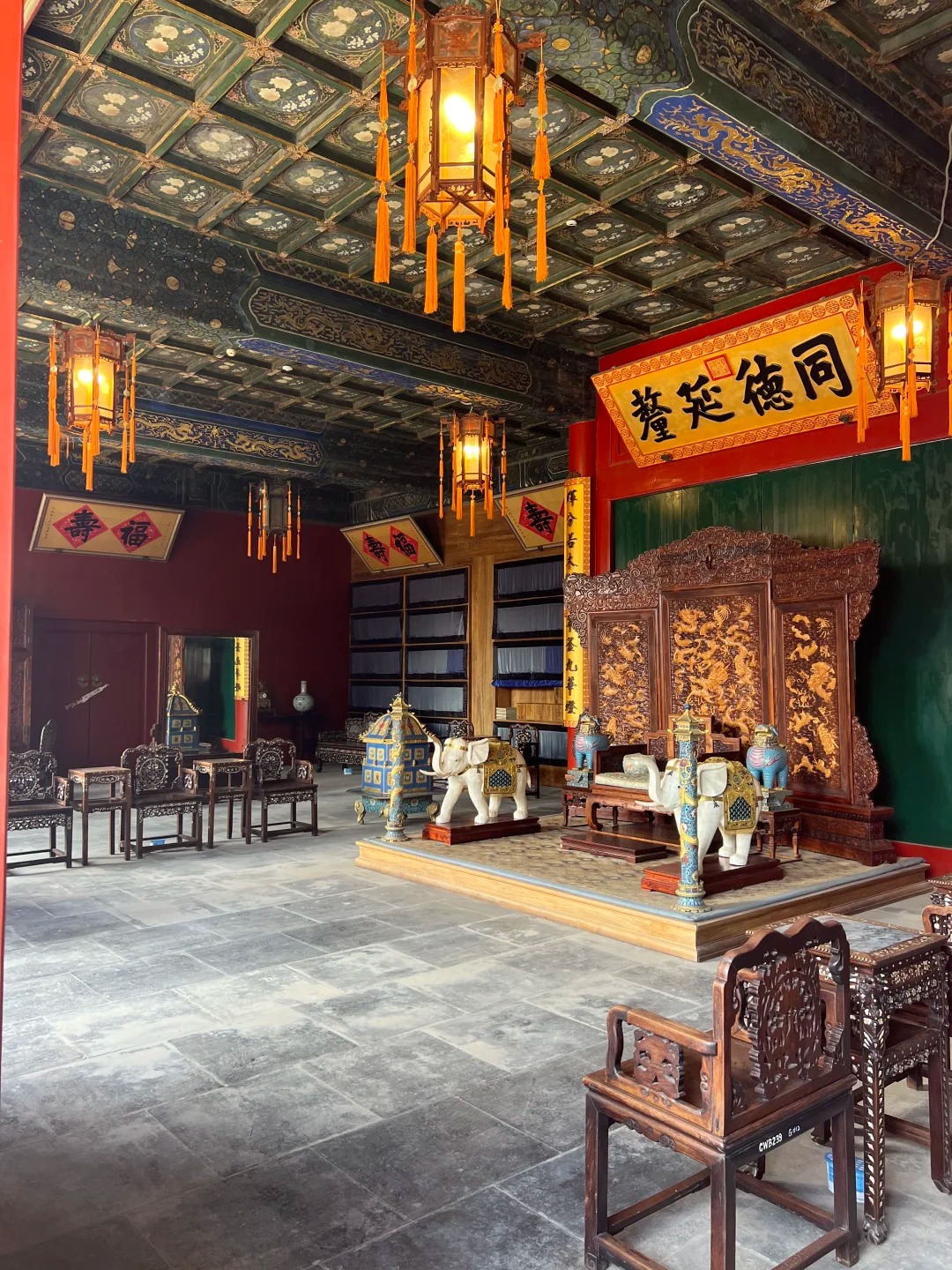 Cung Vương Phủ Ph&ograve;ng ch&iacute;nh c&oacute; ngai gỗ chạm khắc cầu kỳ, hai b&ecirc;n đặt tượng voi hoặc sư tử trang tr&iacute;.
