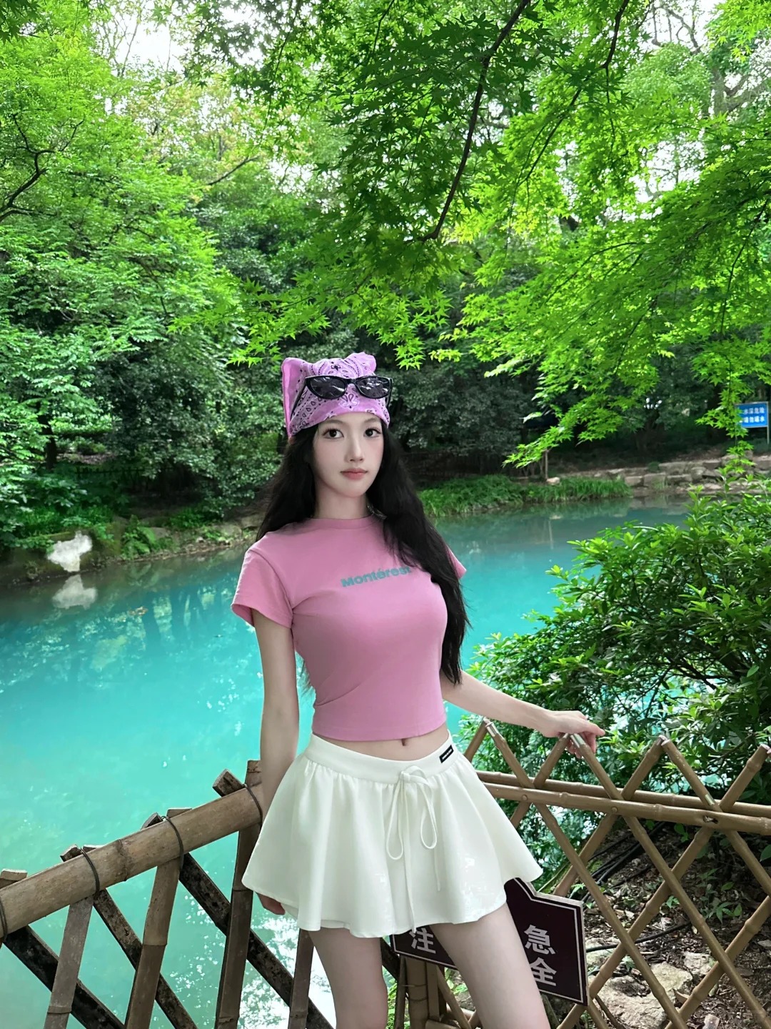 Du kh&aacute;ch check-in tại d&ograve;ng suối trong vắt tại cửu kh&ecirc;