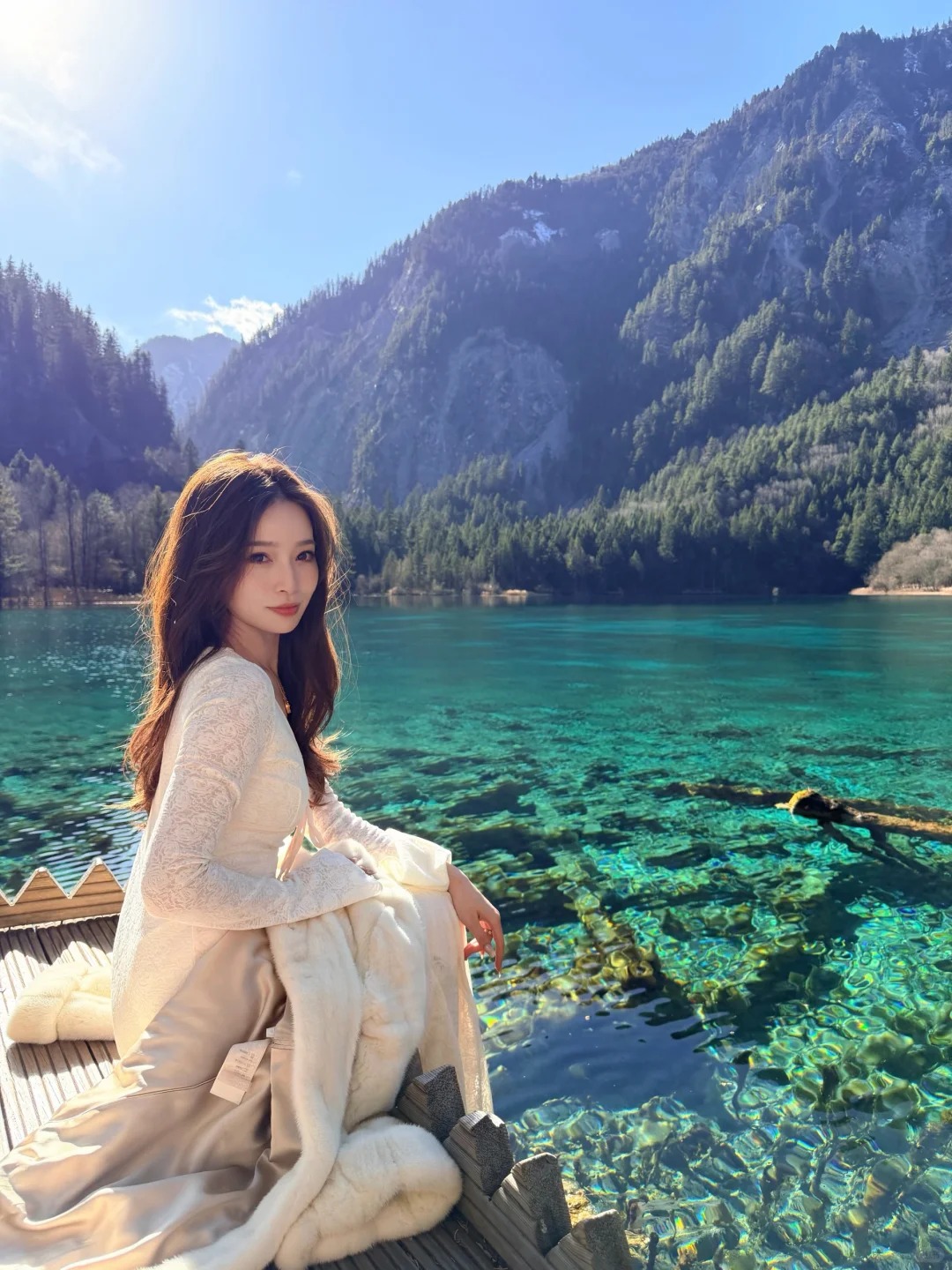 Du kh&aacute;ch chụp ảnh check-in b&ecirc;n hồ Ngũ Sắc.