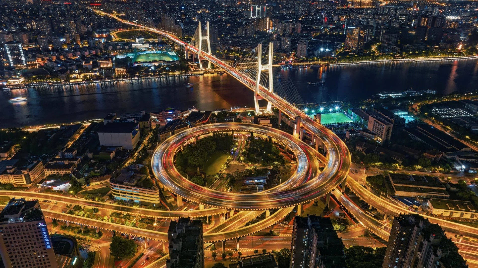 Cầu Nam Phố về đêm, lung linh ánh đèn, phản chiếu trên mặt nước đầy mê hoặc.