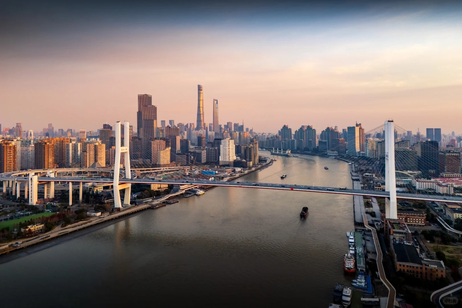 Toàn cảnh cầu Nam Phố với kiến trúc ấn tượng, nối liền trung tâm thành phố sầm uất.