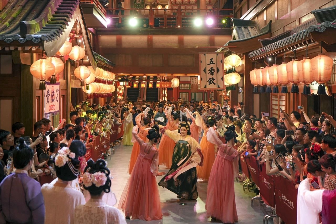 Kh&ocirc;ng gian s&ocirc;i động tại Đại Đường Bất Dạ Th&agrave;nh với c&aacute;c m&agrave;n tr&igrave;nh diễn nghệ thuật đặc sắc.