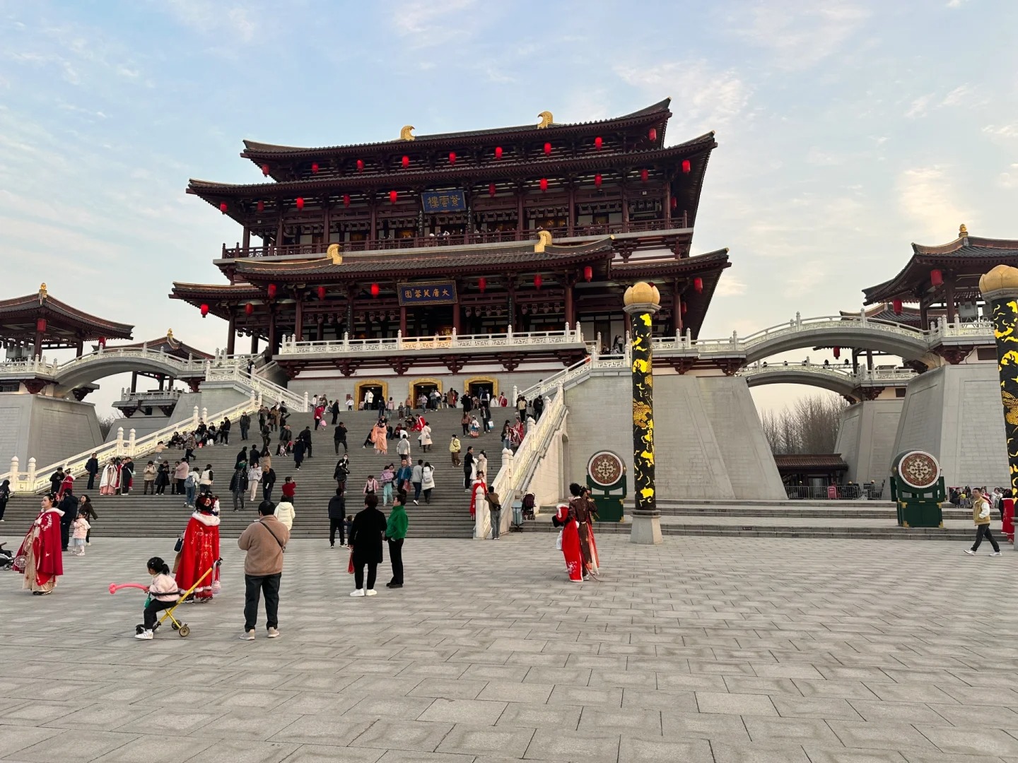 Du kh&aacute;ch tham quan v&agrave; check-in tại Đại Đường Bất Dạ Th&agrave;nh, khu phố mang đậm phong c&aacute;ch ho&agrave;ng gia.