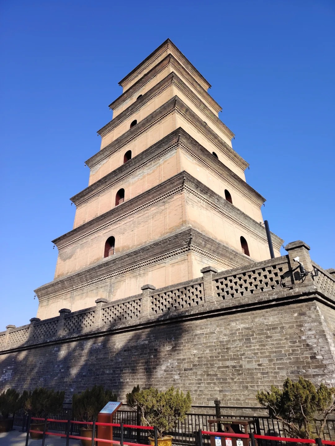 Khách du lịch chiêm ngưỡng vẻ đẹp cổ kính của Đại Nhạn Tháp.