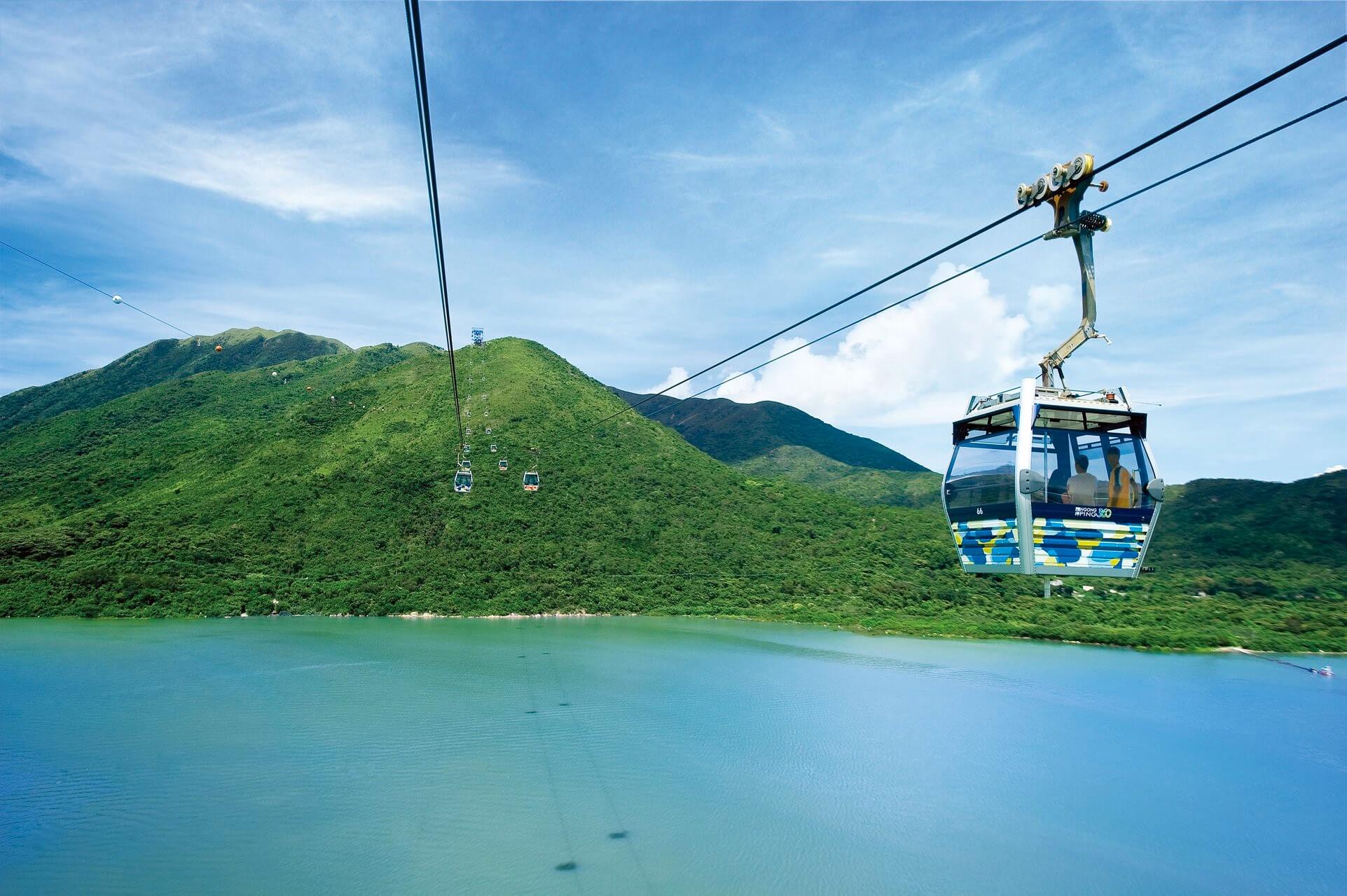Tuyến cáp treo Ngong Ping 360 ngắm cảnh núi biển xanh ngắt của Hong Kong