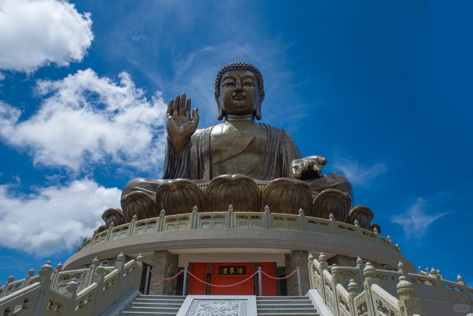Tượng Phật Thiên Tân khổng lồ trên đỉnh núi.