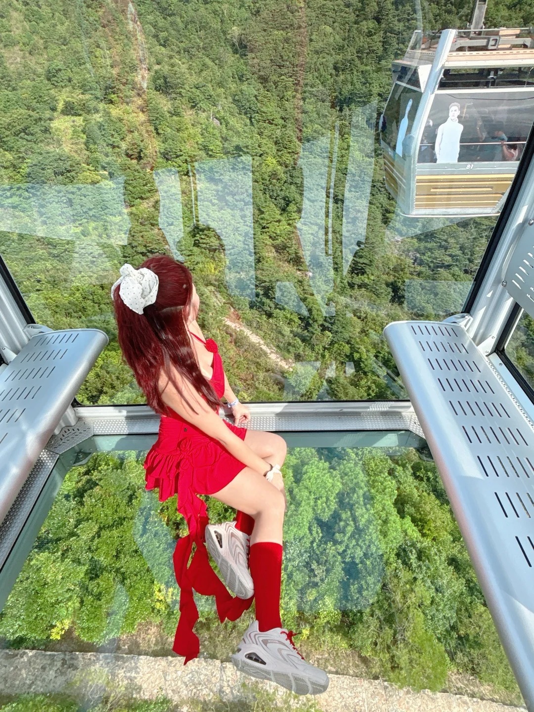Du khách check-in cùng nền kình trong suốt trong cáp treo Ngong Ping 360