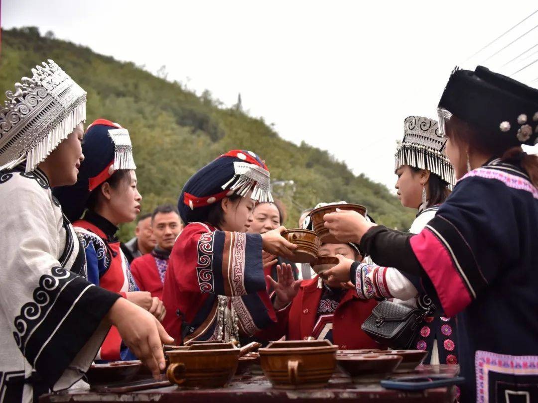 Lễ hội m&ugrave;a xu&acirc;n rộn r&agrave;ng tại l&agrave;ng Yi.