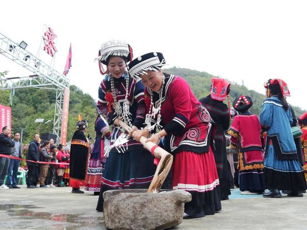 Mũ truyền thống của phụ nữ Yi trang tr&iacute; tua rua sử dụng nhiều chất liệu bạc