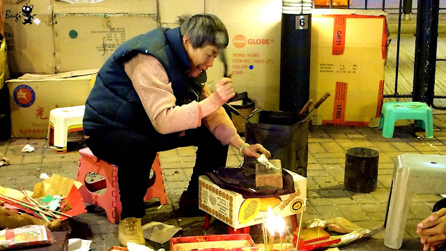 Ph&aacute;p sư vừa vung gi&agrave;y đập h&igrave;nh nh&acirc;n vừa lẩm nhẩm b&agrave;i thần ch&uacute; d&acirc;n gian truyền miệng
