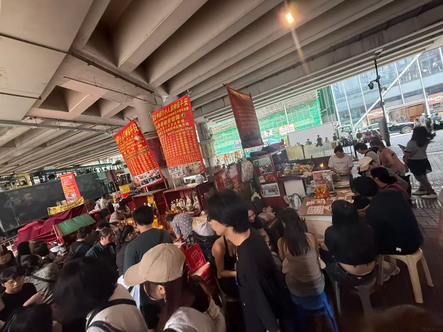 Du kh&aacute;ch nước ngo&agrave;i chăm ch&uacute; quan s&aacute;t nghi thức đ&aacute;nh tiểu nh&acirc;n truyền thống của văn h&oacute;a Hong Kong