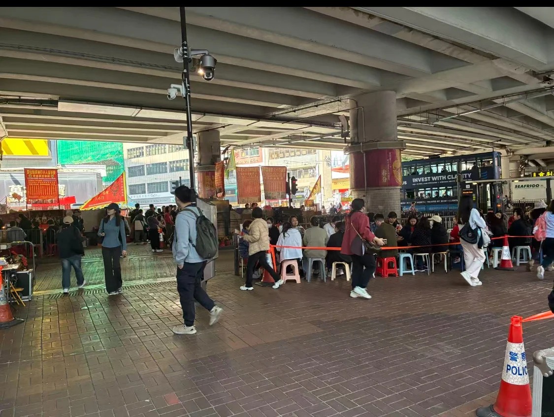 To&agrave;n cảnh c&aacute;c sạp l&agrave;m lễ đ&aacute;nh tiểu nh&acirc;n nghi ng&uacute;t kh&oacute;i hương dưới gầm cầu vượt Canal Road Hong Kong