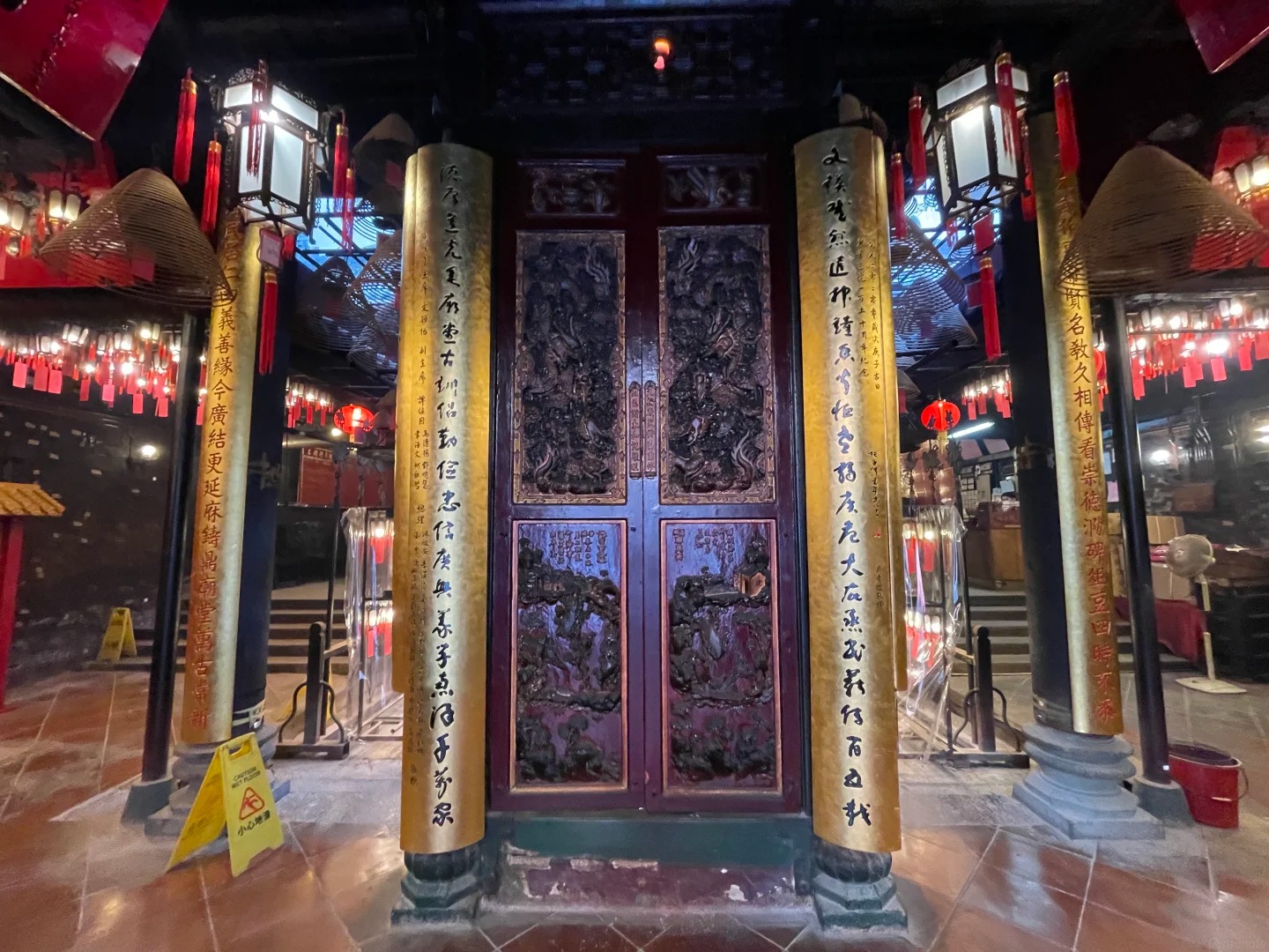 Bảng hiệu chữ Hán sơn son thếp vàng uy nghiêm treo trước cổng chính đền Man Mo Hong Kong