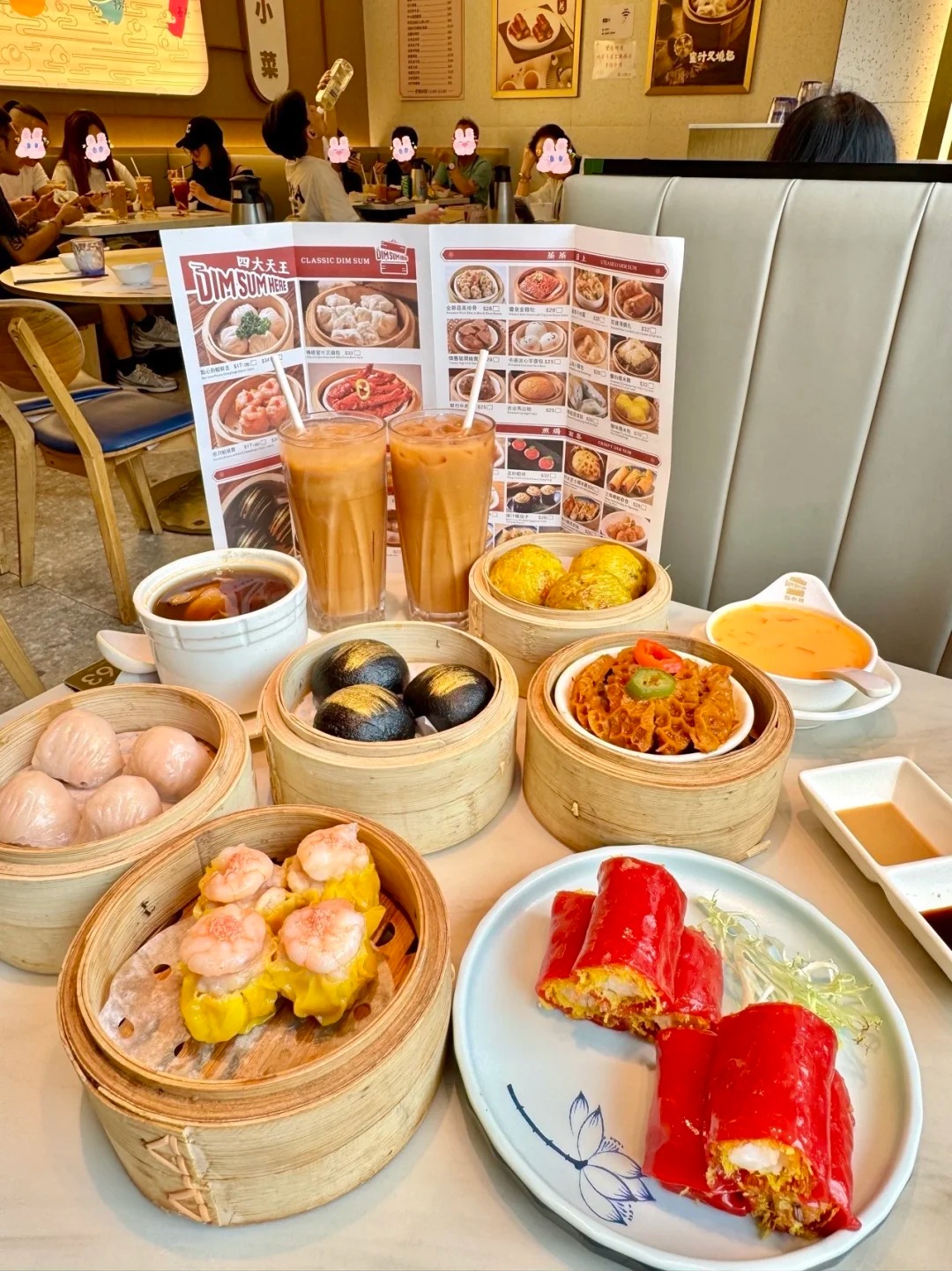 B&agrave;n tiệc dim sum thịnh soạn đầy ắp c&aacute;c xửng hấp tre nghi ng&uacute;t kh&oacute;i thơm lừng tại Hong Kong