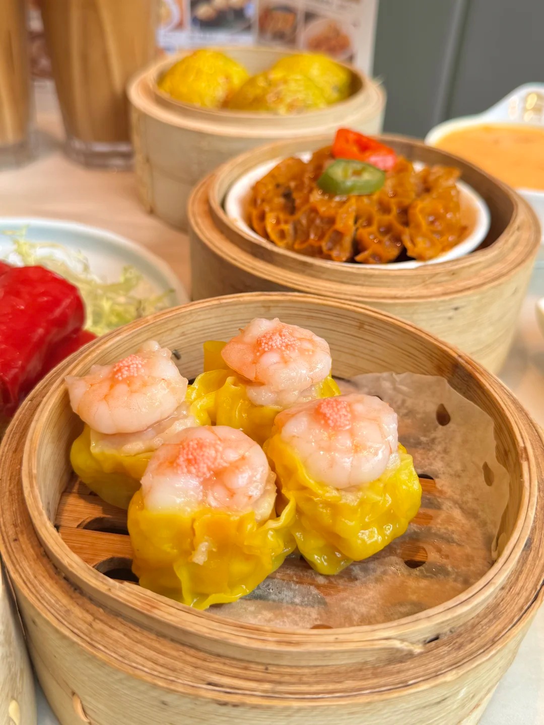 B&agrave;n tiệc dim sum thịnh soạn đầy ắp c&aacute;c xửng hấp tre nghi ng&uacute;t kh&oacute;i thơm lừng tại Hong Kong