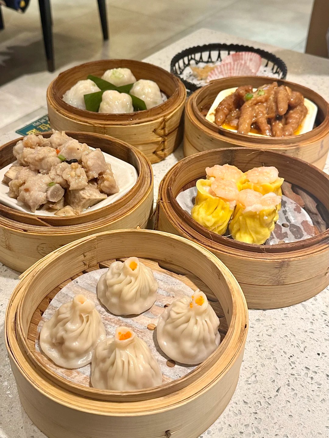 B&aacute;nh bao x&aacute; x&iacute;u (Char Siu Bao) hấp xốp mềm nứt miệng để lộ phần sốt thịt đậm đ&agrave; thơm phức