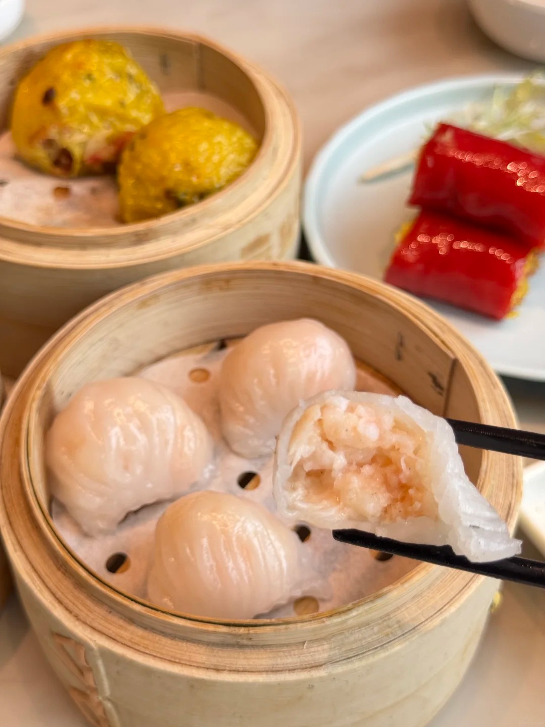 H&aacute; cảo t&ocirc;m tươi (Har Gow) với lớp vỏ mỏng trong suốt để lộ nh&acirc;n t&ocirc;m hồng mọng nước b&ecirc;n trong