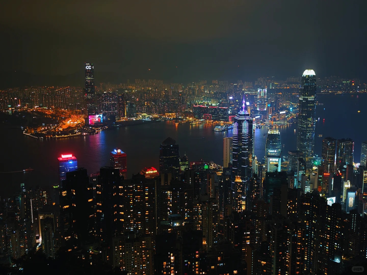 Đ&ecirc;m Hong Kong rực rỡ &aacute;nh s&aacute;ng từ Victoria Peak nh&igrave;n từ đỉnh n&uacute;i Th&aacute;i B&igrave;nh