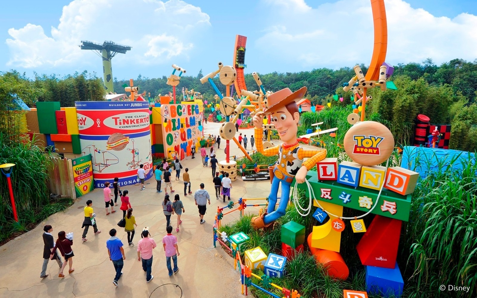 Đi v&agrave;o khu vực thế giới toy story với h&igrave;nh ảnh c&aacute;c đồ vật khổng lồ