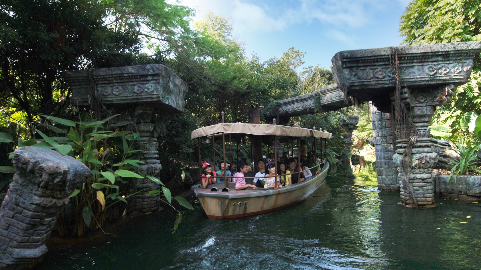 Trải nghiệm ngồi thuyền thả tr&ocirc;i trong rừng &acirc;m u tại disneyland hong kong