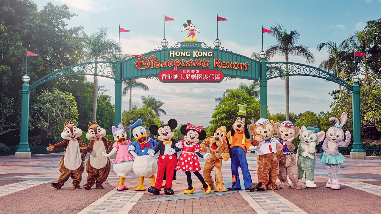 Cổng ch&agrave;o &ldquo;香港迪士尼乐园&rdquo; với logo Mickey.