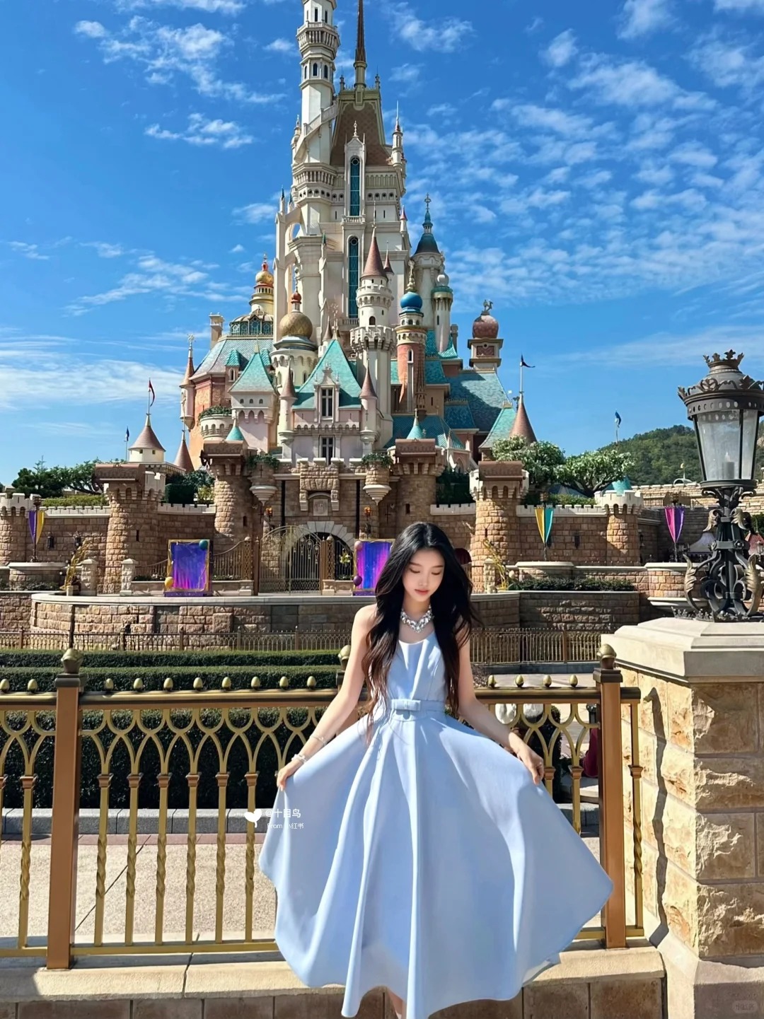 Du kh&aacute;ch chụp ảnh check-in trước l&acirc;u đ&agrave;i Disney.