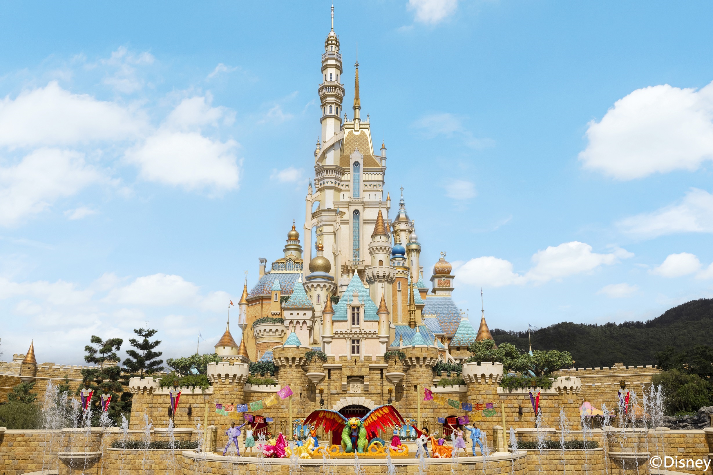 To&agrave;n cảnh l&acirc;u đ&agrave;i Sleeping Beauty tại Hong Kong Disneyland.