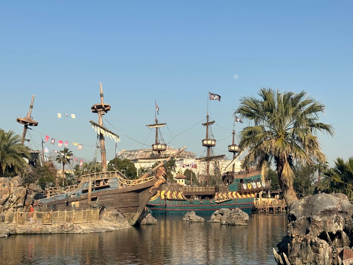 Cổng Vào Khu Cướp Biển Caribe – Lối vào hoành tráng với biểu tượng đầu lâu và thuyền cướp biển huyền thoại.