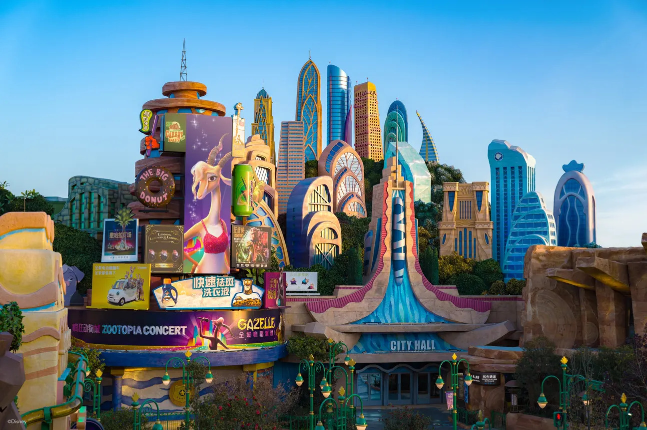 Tour Trung Quốc: Thỏa sức vui chơi tại Disneyland Thượng Hải, c&ocirc;ng vi&ecirc;n giải tr&iacute; đẳng cấp thế giới với c&aacute;c khu vực chủ đề hấp dẫn c&ugrave;ng Hanvina Travel.