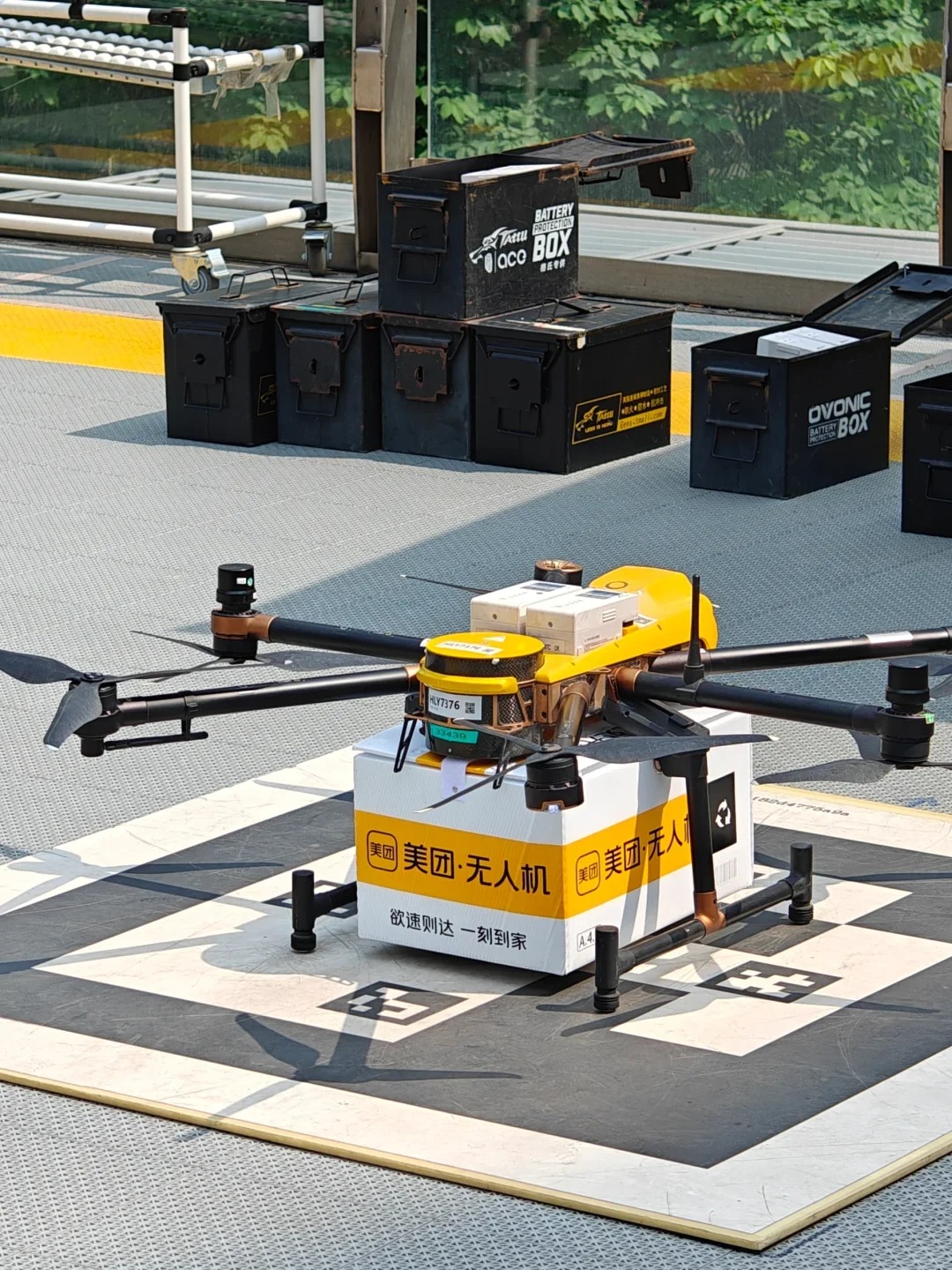 Máy bay drone đang chuẩn bị đơn hàng để giao hàng tại Thâm Quyến trải nghiệm trong tour của HanVina