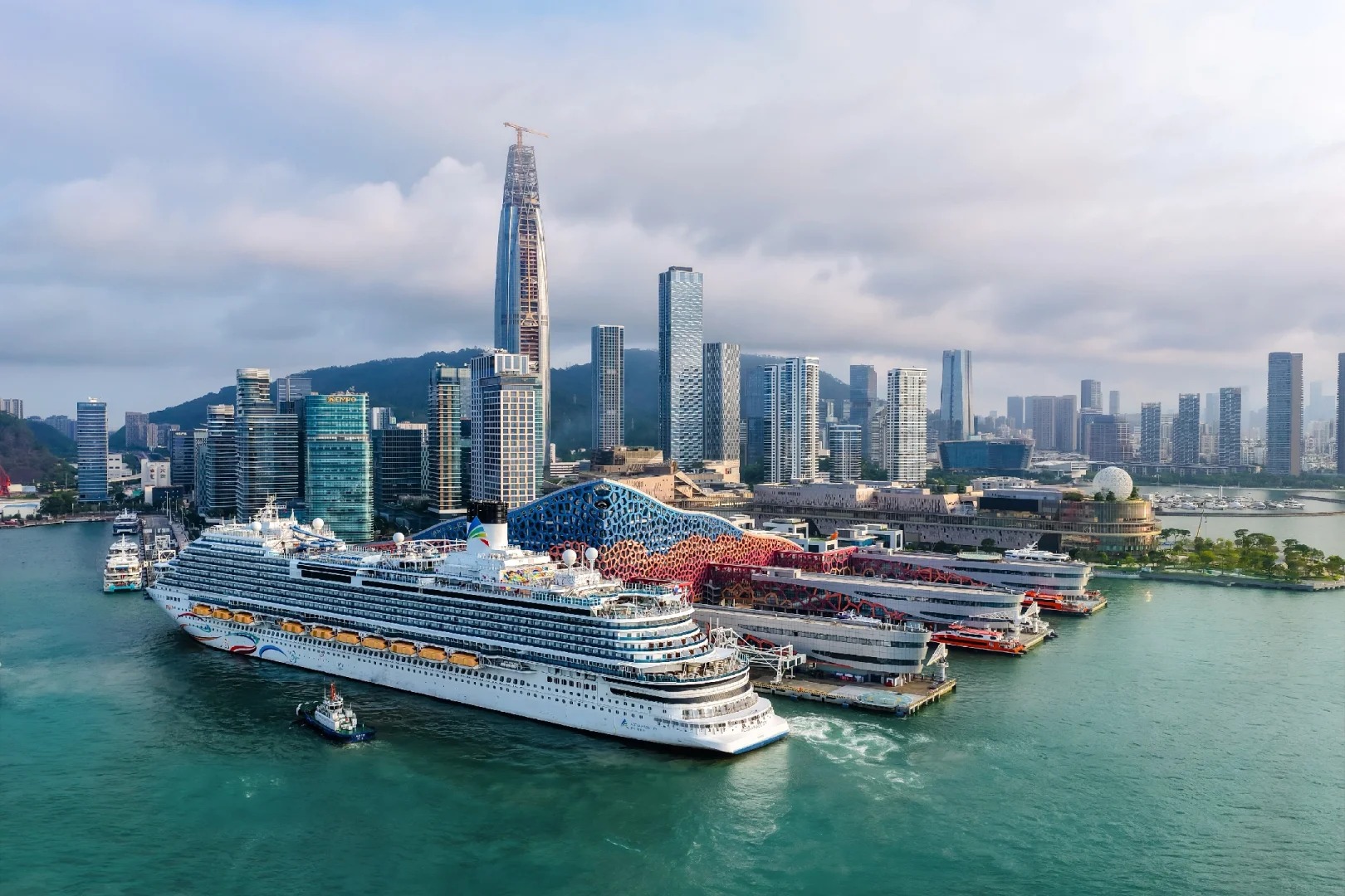 Du thuy&ecirc;n năm sao khởi h&agrave;nh từ cảng Quảng Ch&acirc;u đến Hong Kong