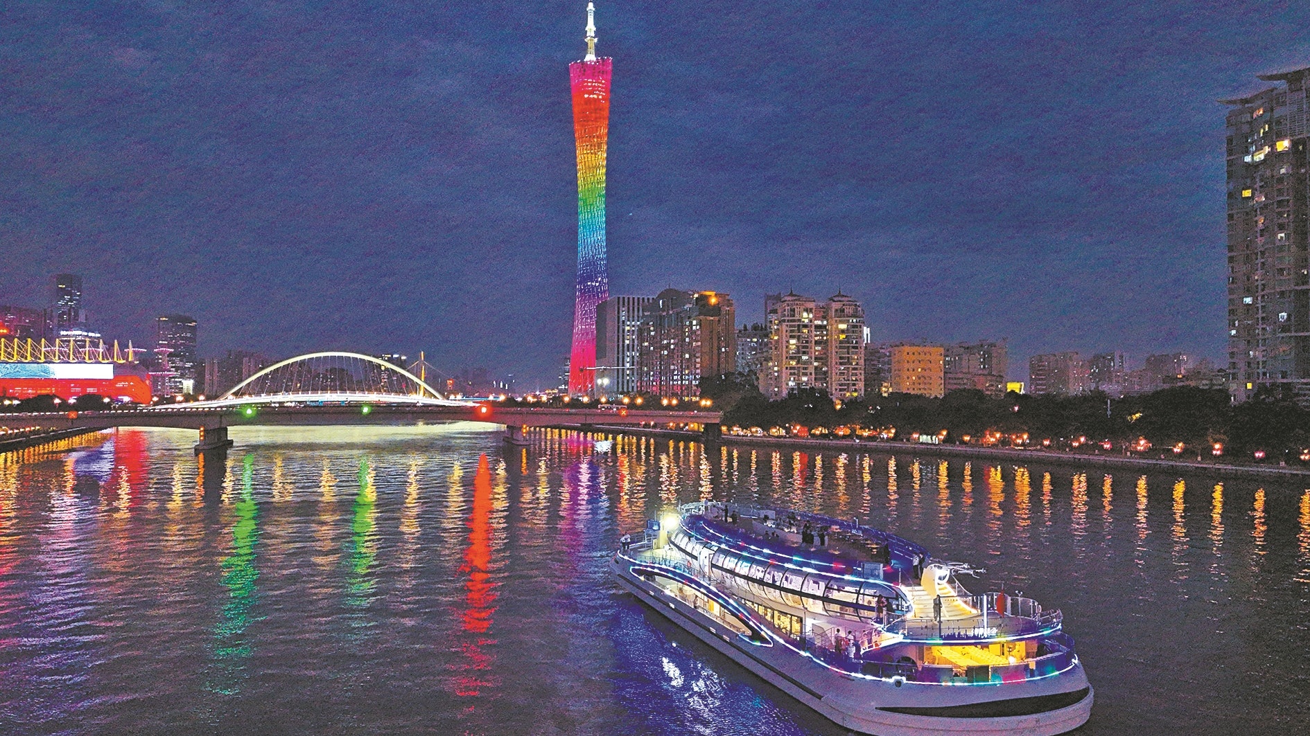 Tháp Canton sáng rực nhìn từ du thuyền Châu Giang.