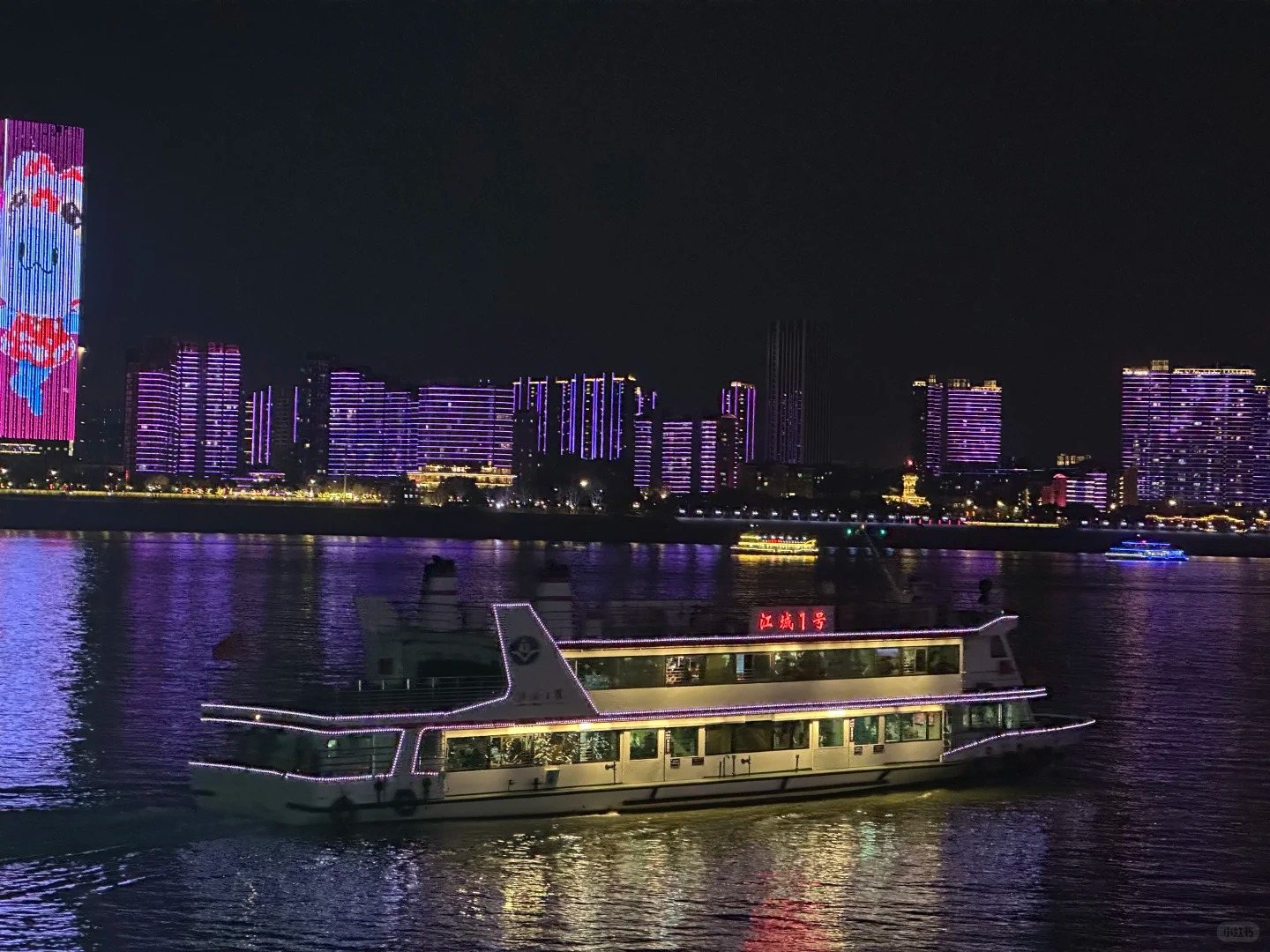 Du thuyền s&aacute;ng đ&egrave;n rực rỡ tr&ecirc;n s&ocirc;ng Dương Tử.