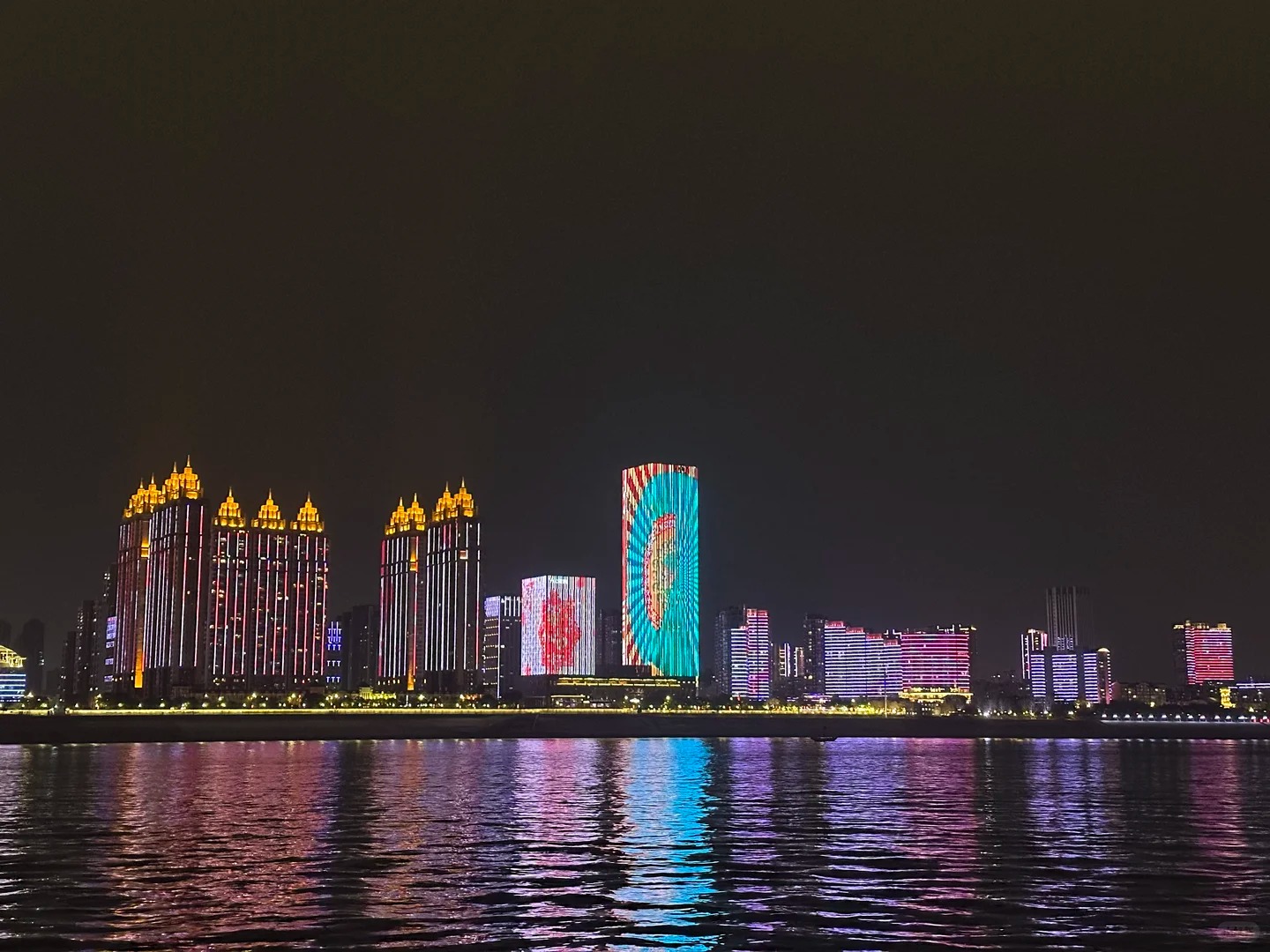 Skyline Vũ H&aacute;n lung linh nh&igrave;n từ du thuyền.