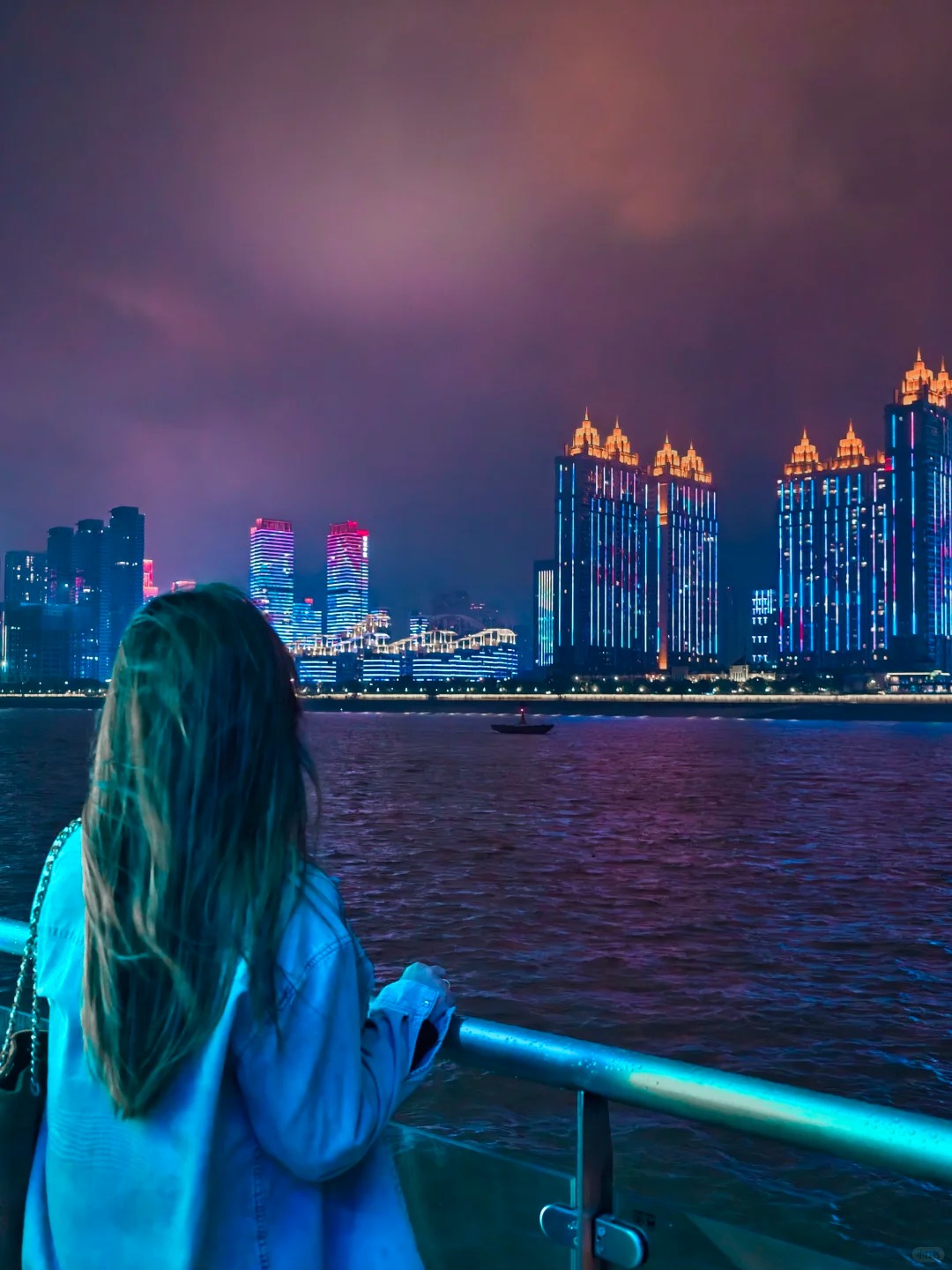 Du kh&aacute;ch selfie tr&ecirc;n boong du thuyền s&ocirc;ng Dương Tử