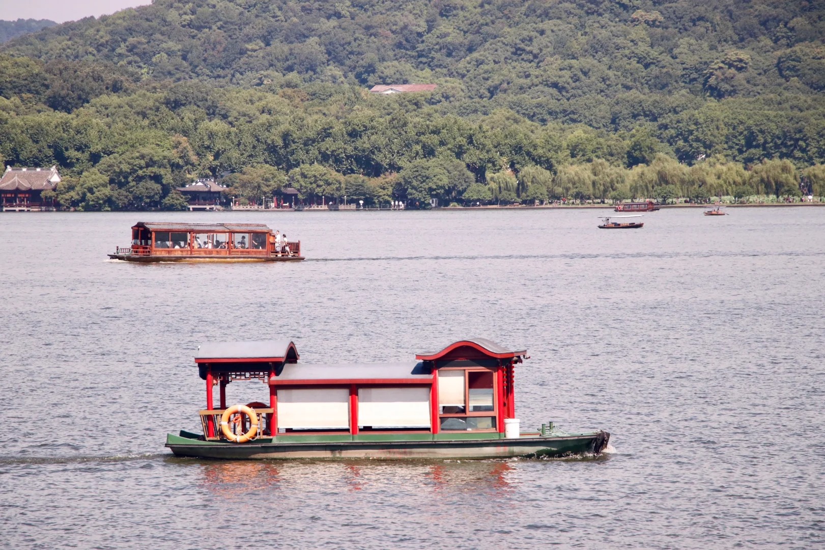 Tour Trung Quốc: Du thuyền tr&ecirc;n T&acirc;y Hồ, tận hưởng cảnh sắc thi&ecirc;n nhi&ecirc;n tuyệt đẹp v&agrave; kh&ocirc;ng kh&iacute; trong l&agrave;nh c&ugrave;ng Hanvina Travel.